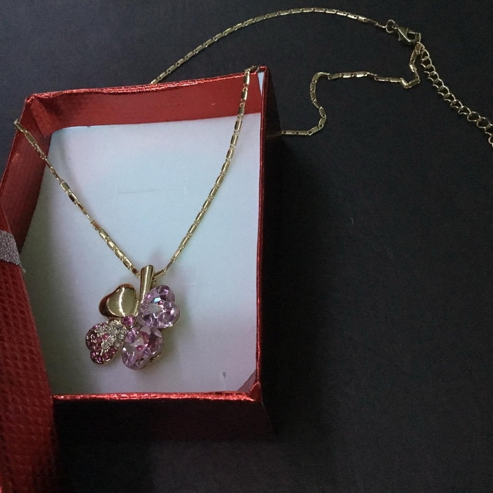 Elegant Gold and Pink Clover Leaf Necklace